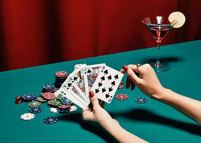 666game မိုဘိုင်း APP ဖြင့် Android ဖုန်းပေါ်မှ ကာစီနိုဂိမ်းများ ကစားနေသောမြင်ကွင်း